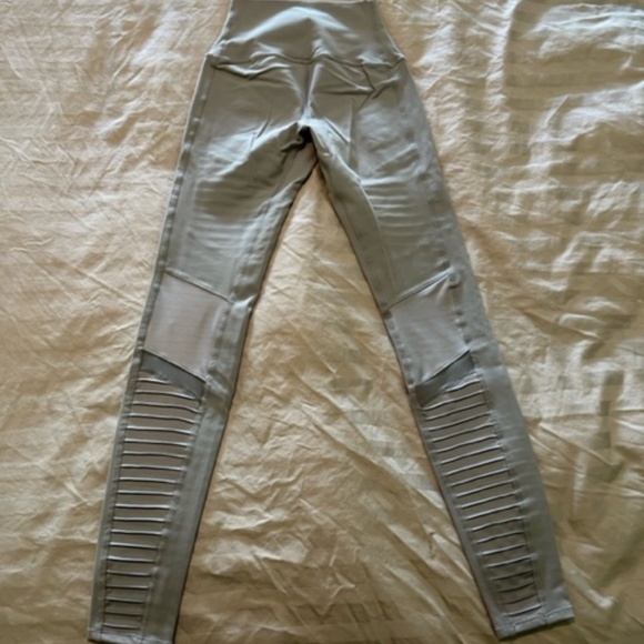 ALO YOGA XS HIGH WAIST MOTO LEGGING YOGA PANTS ALLOY LIGHT GREY SILVER $118 - Picture 5 of 6